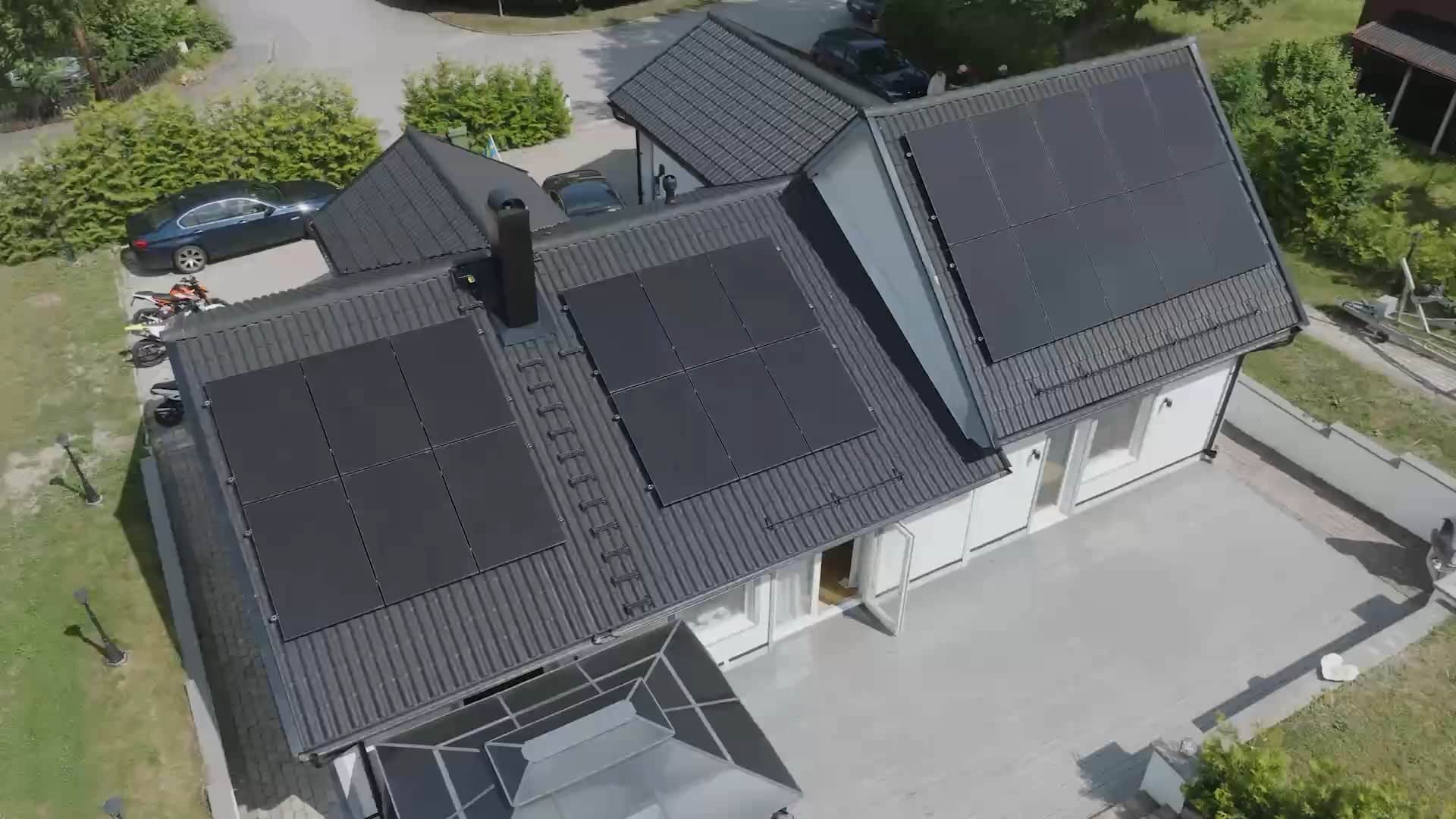 Drönarbild av en villa med Elvy-solpaneler på taket