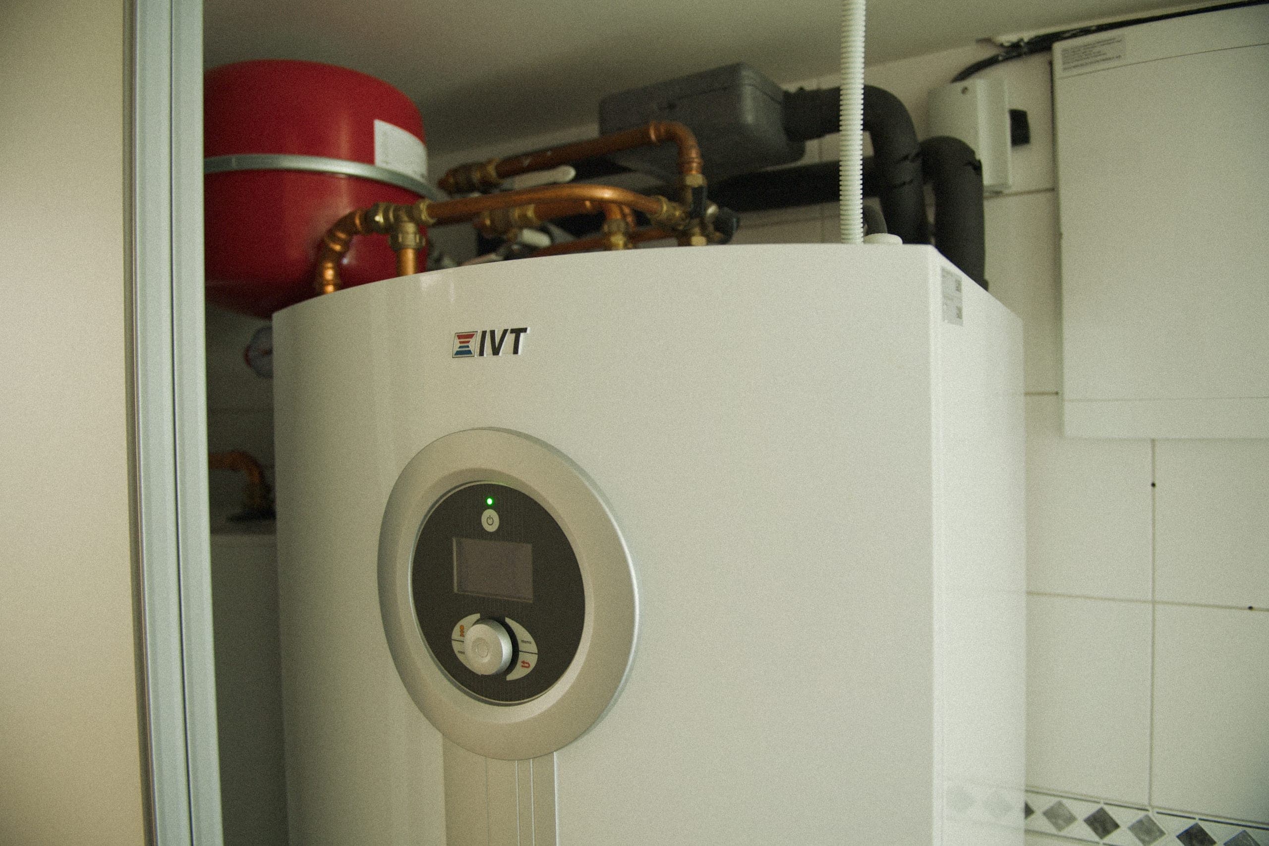 En Elvy-installatör monterar en IVT-värmepump