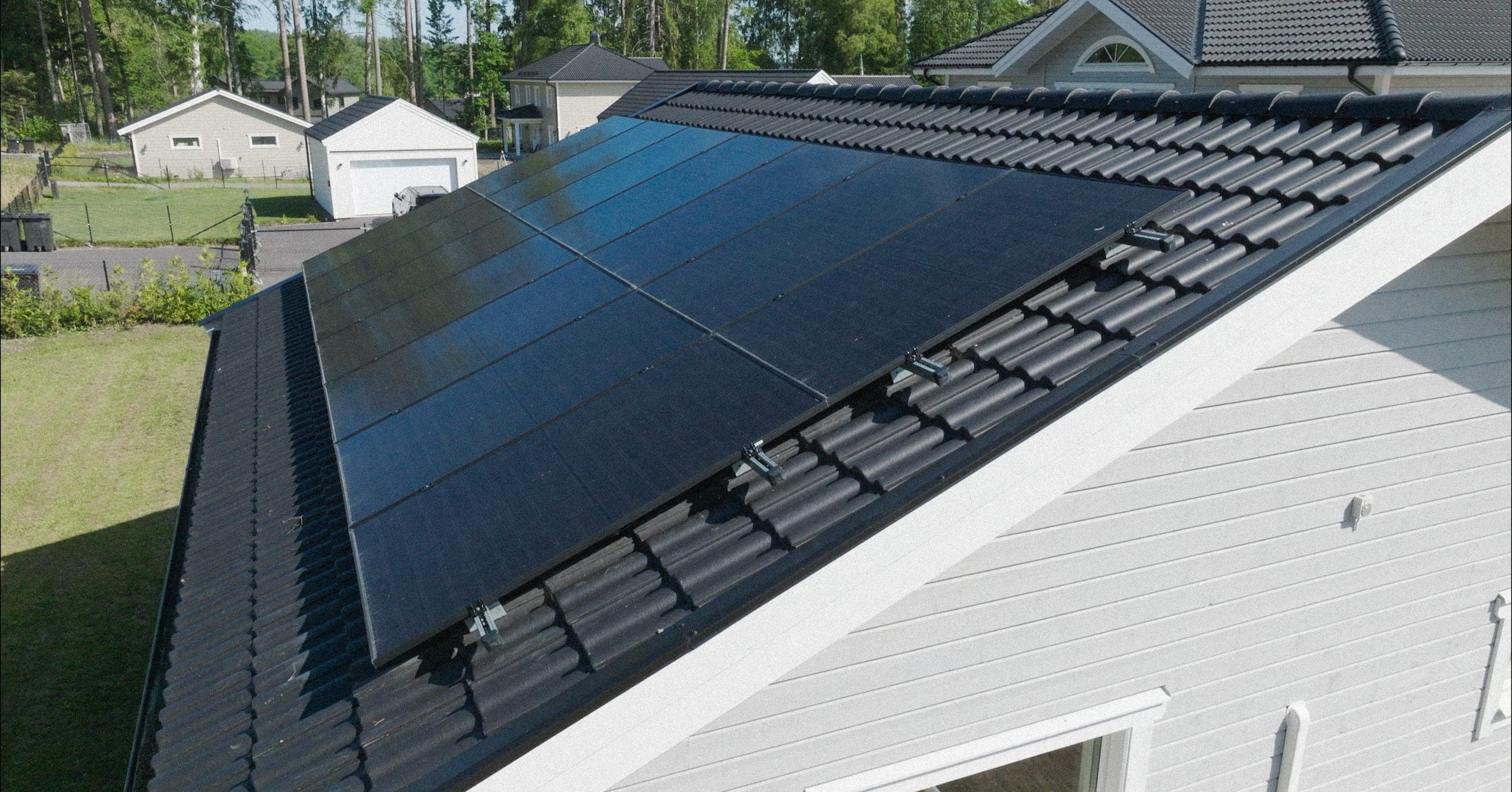 Närbild från drönare på Elvy-solceller på ett tak