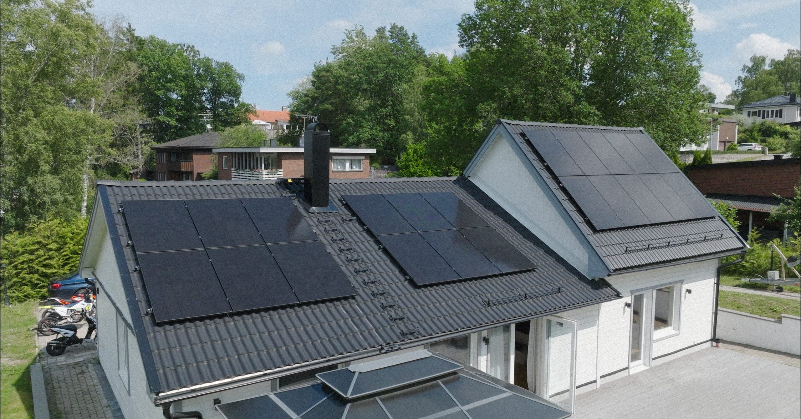 Drönarbild av solceller på flera villatak i samma område, Elvy