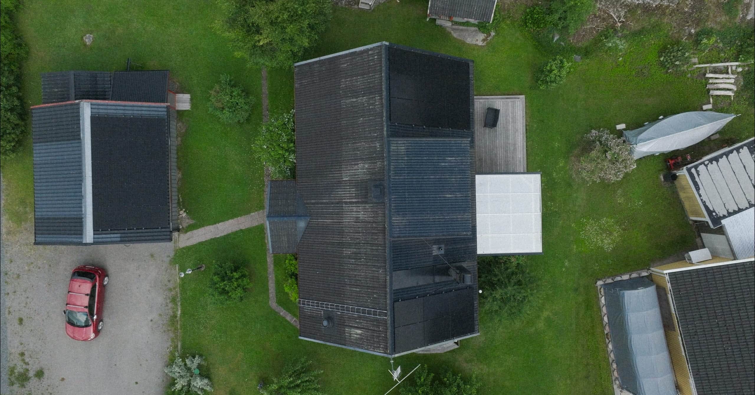Aerial view of an Elvy solar villa with cars