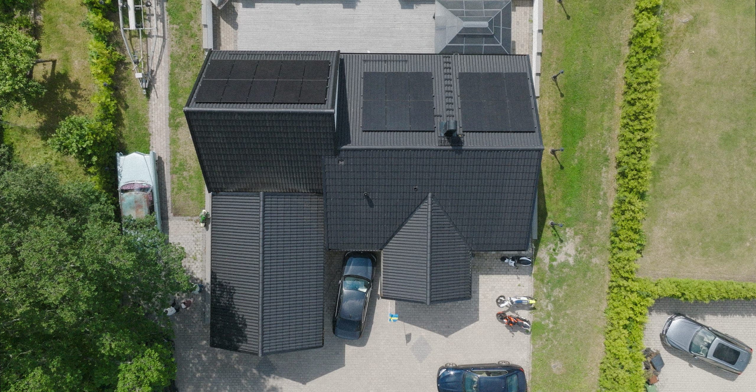 Drönarbild av solceller på ett villatak, Elvy