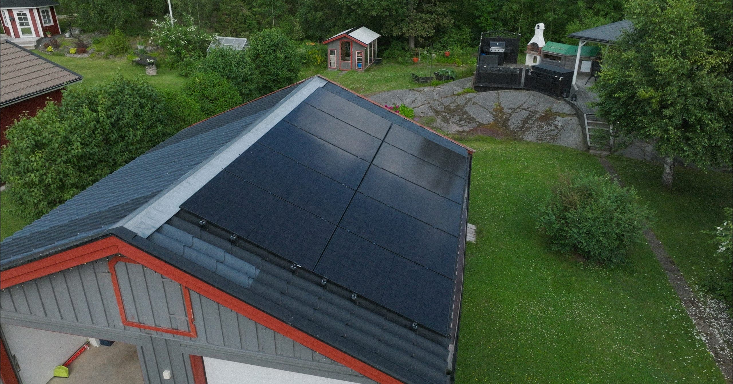 Drönarbild av solpaneler på ett rött tak, Elvy