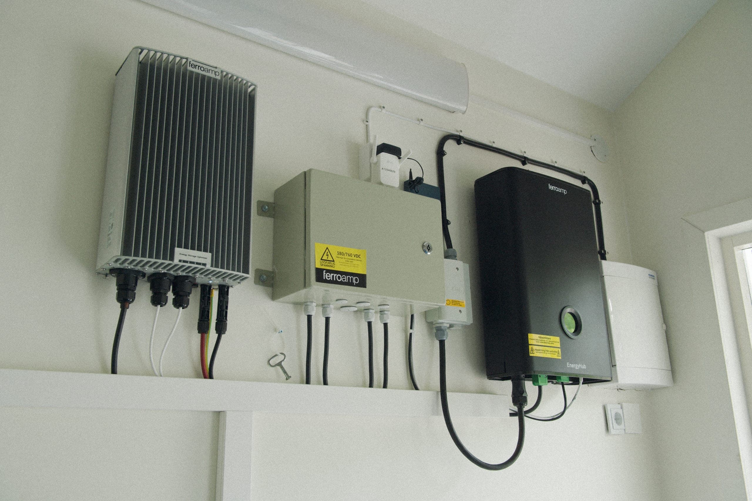 Elvys växelriktare och solcellsbatteri monterade på en vägg