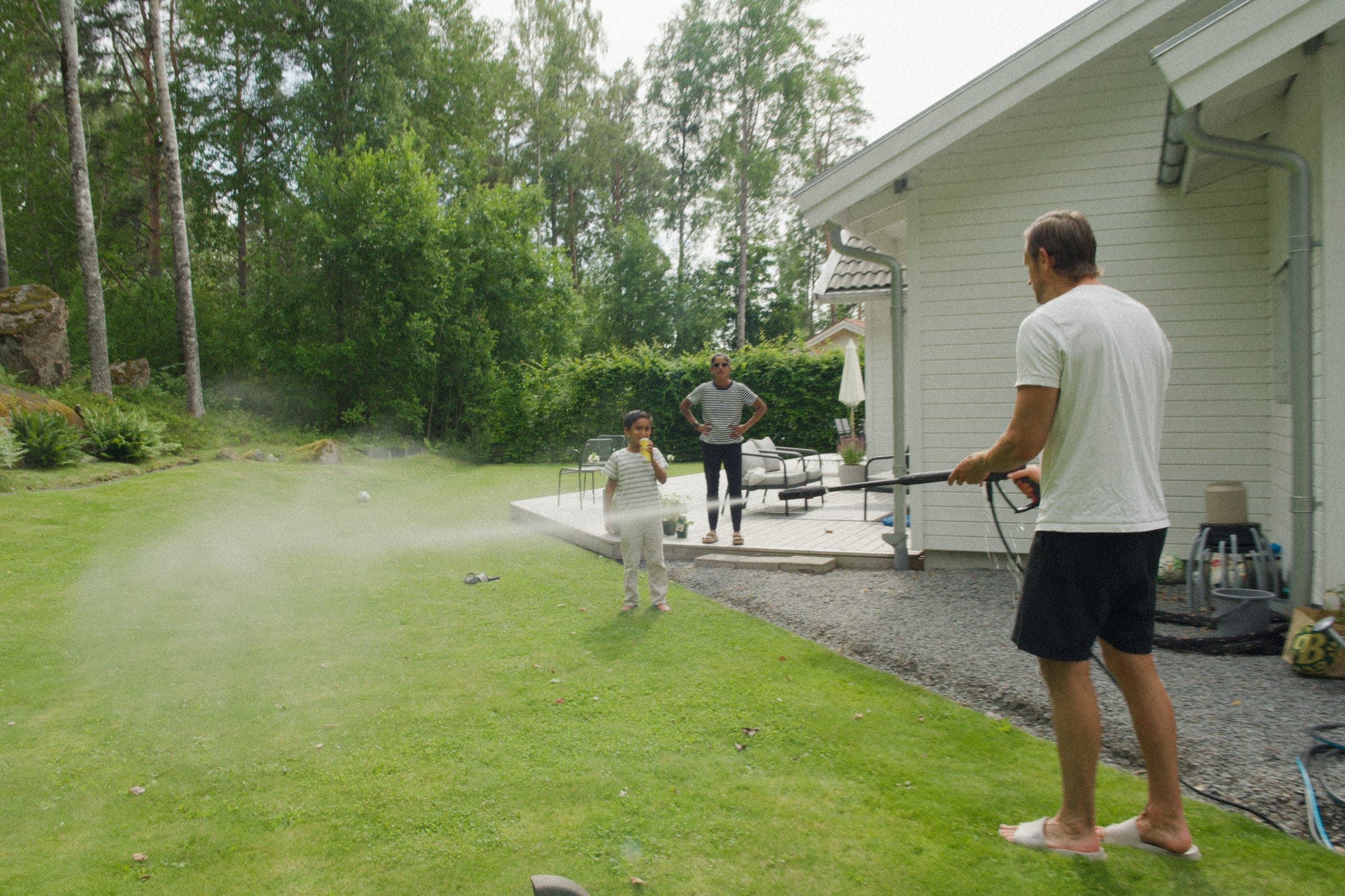Högtryckstvätt av uteplatsen vid en Elvy-familjevilla
